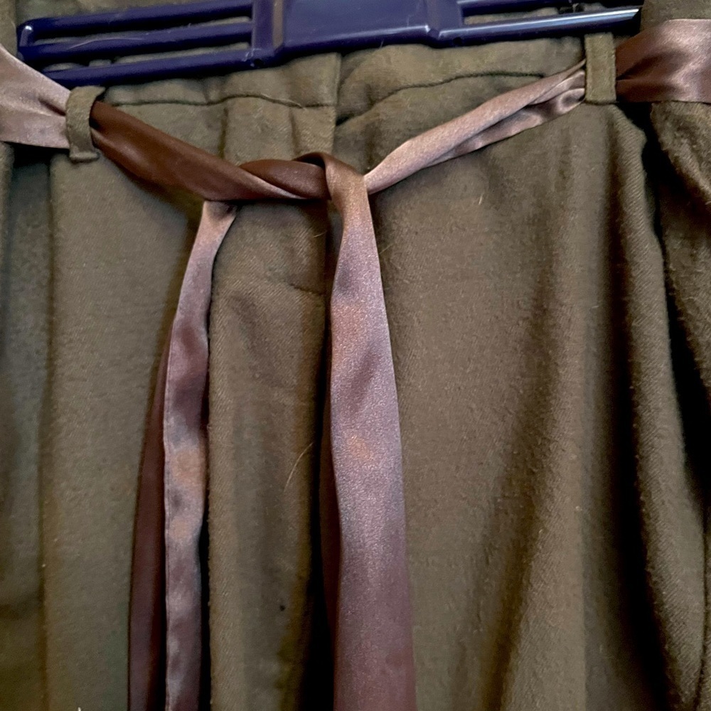 Gorgeous soft olive felt like pants, self belt